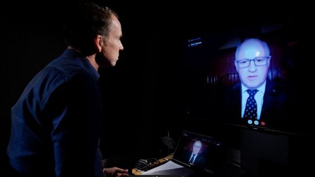 डॉक्टर डैसेक से बात करते बीबीसी संवाददाता