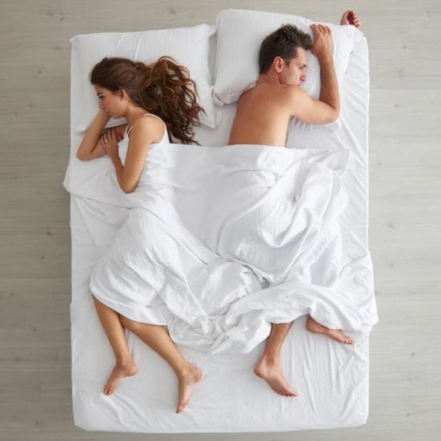 Una pareja en la cama