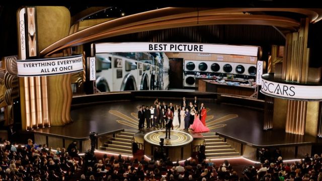 El equipo de "Todo en todas partes al mismo tiempo" en el escenario del teatro Dolby de Los Ángeles al ganar el Oscar a la mejor película el 12 de marzo de 2023.