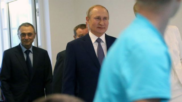 Suleiman Kerimov (esquerda) e Vladimir Putin em Sochi, Rússia, 2019