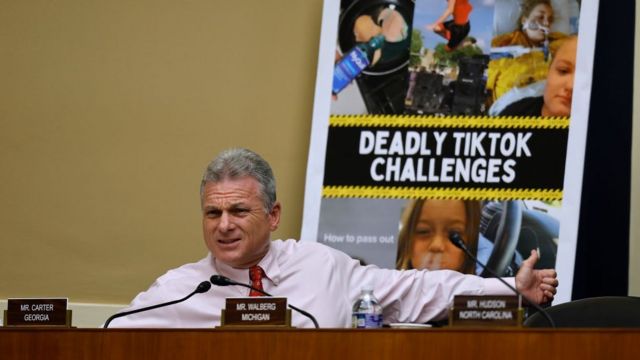 Un congresista muestra un cartel sobre retos mortales en TikTok