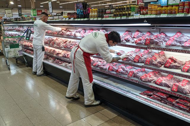 Dois funcionários de supermercados na Argentina