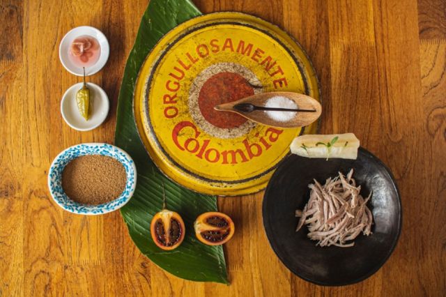 Una mesa con recipientes que contienen ingredientes naturales de Colombia