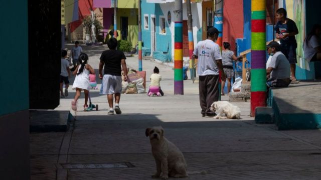 Gente en una calle de Lima