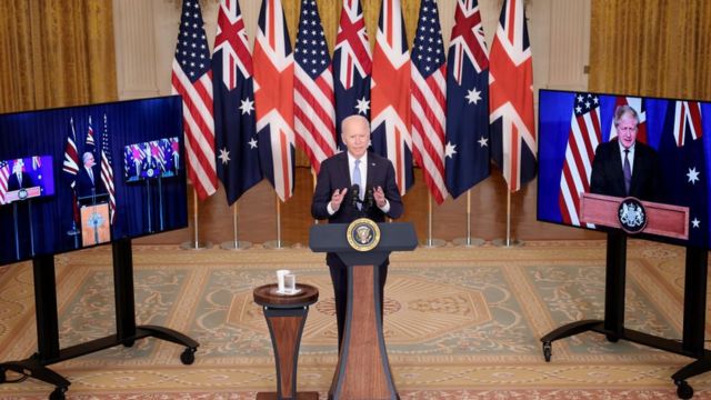 Biden, con los líderes británico y australiano conectados por videoconferencia.