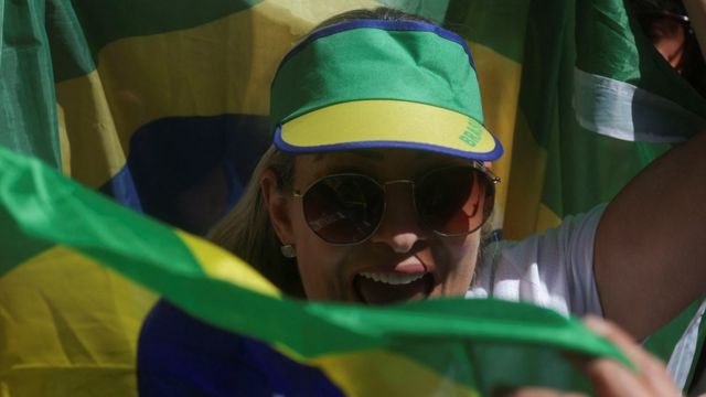 巴西现任总统博尔索纳罗的支持者参加一次竞选集会(photo:BBC)