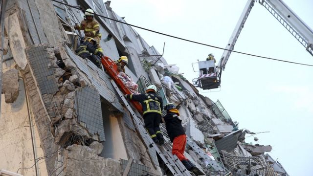 地震で崩れた建物で救出作業が続く