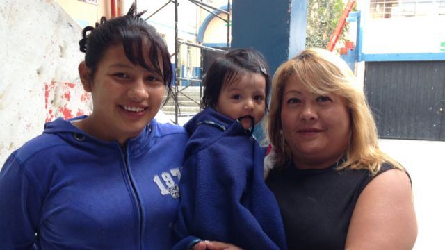 Carmita (der.) con una de sus hijas (izq.) y una pequeña a su cuidado