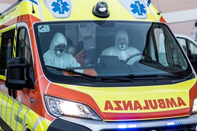 Médicos en ambulancia en Italia