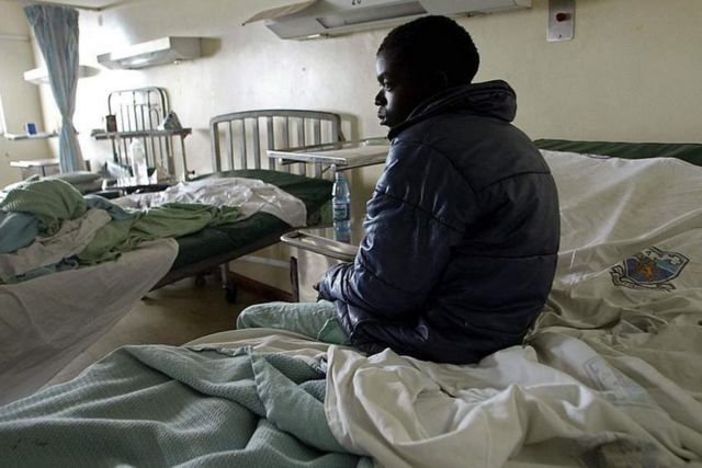 Un patient assis sur un lit d'hôpital de la capitale kenyane