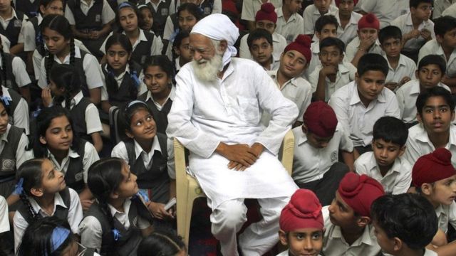 Environmentalist Sunderlal Bahuguna talks to students during a water conservation awareness programme at a school in Chandigarh in 2008.