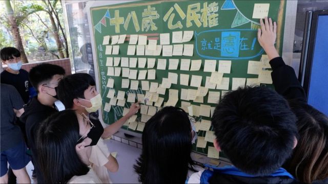 台湾高中生在校內设立连侬墙表达诉求。