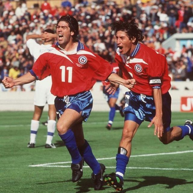 Salas y Zamorano tras un gol frente a Italia.