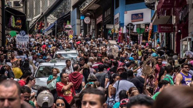 Multidão na rua 25 de março, na cidade de São Paulo