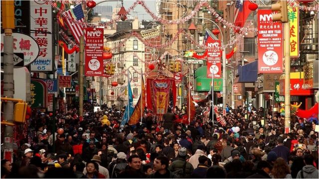 2002年的纽约唐人街。哈金认为，对移民来说，重要的是你要“抵达”。(photo:BBC)
