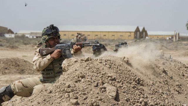 آموزش نیروهای عراقی در پایگاه تاجی در دوران جنگ با داعش (ژوئن ۲۰۱۵)