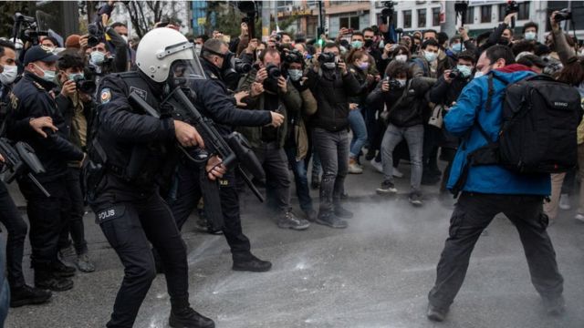 The police were seen using tear gas and plastic bullets at the Kadıköy demonstrations.