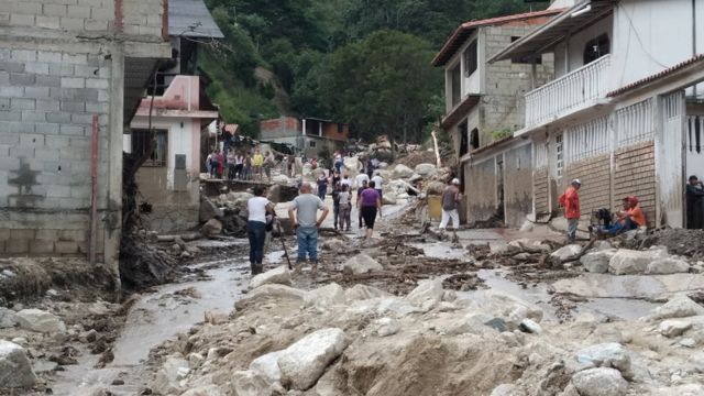 Calles con lodo y rocas en el pueblo de Tovar, Venezuela