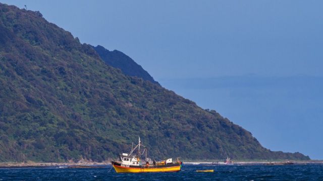 Barco frente a la isla