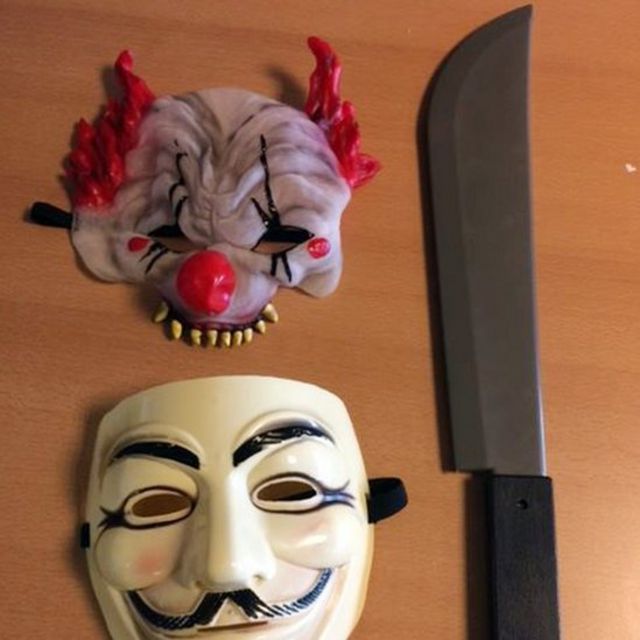 Máscaras y un cuchillo falso de un bromista en Durham.