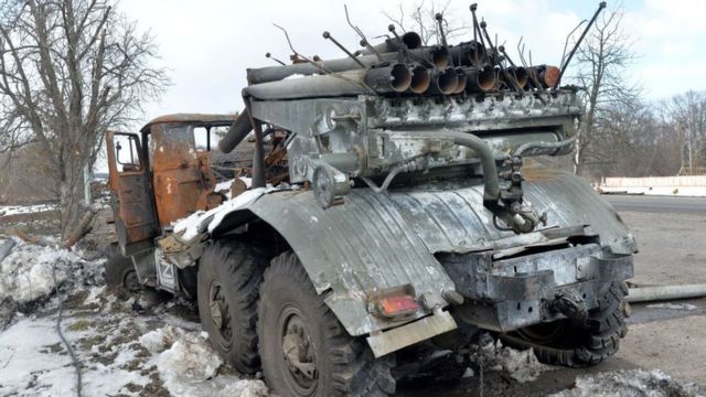 قاذفة صواريخ متعددة للجيش الروسي مدمرة على مشارف خاركيف في 16 مارس 2022