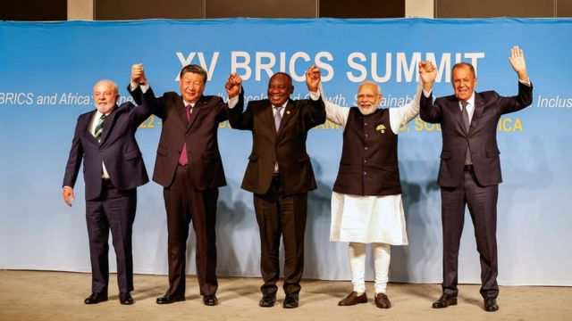 （从左至右）巴西总统卢拉、中国国家主席习近平、南非总统拉马福萨、印度总理莫迪与俄罗斯外长拉夫罗夫在南非约翰内斯堡金砖国家峰会上合照（23/8/2023）