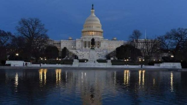 Temsilciler Meclisi Başkanı Nancy Pelosi Kongre'de bayrakların yarıya indirilmesi talimatını verdi