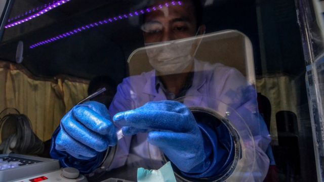 Petugas kesehatan mengambil sampel cairan hidung untuk mendeteksi Covid-19 dengan metode Polymerase Chain Reaction (PCR) di Surabaya, Jawa Timur.