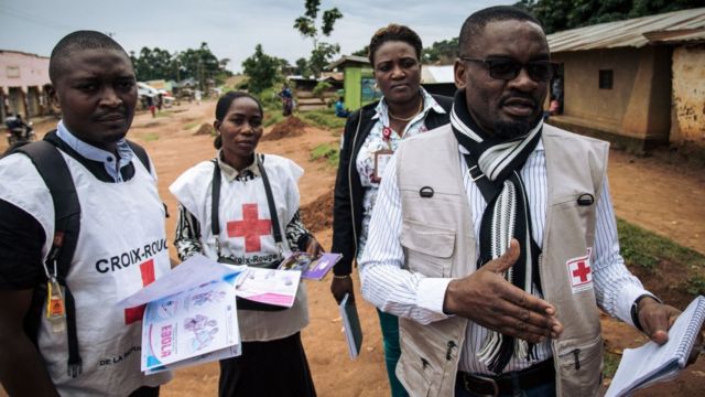 Des membres de la Croix-Rouge font du porte-à-porte dans les quartiers de Beni, au nord-est de la République démocratique du Congo, pour écouter les familles