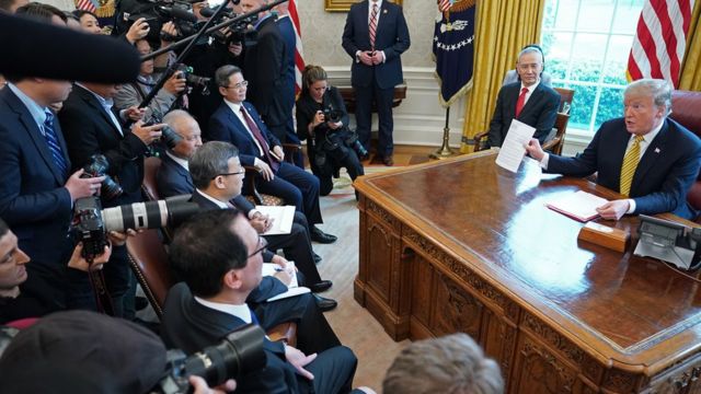 2019年4月，美国总统特朗普再次会见中国副总理刘鹤。刘鹤在白宫椭圆形办公室的座位出现变化——以往两次接见刘鹤，特朗普都把他安排在自己对面，此次则不同以往地安排坐在自己的右手边，并排而坐。