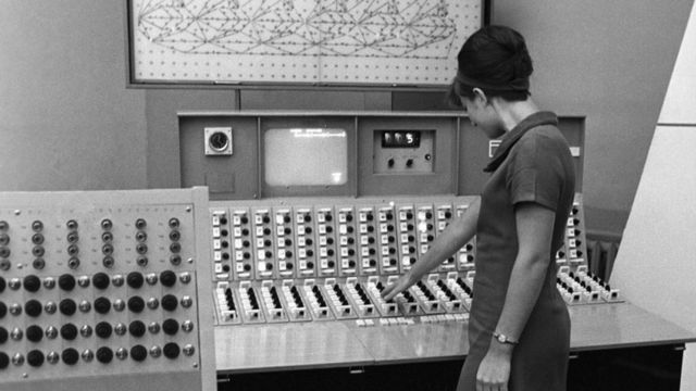 Mujer frente a una computadora en la URSS en 1968.