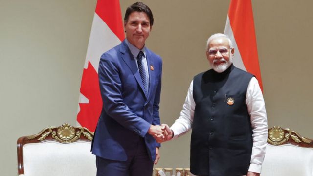 2023年9月10日，印度总理莫迪（右）和加拿大总理特鲁多在新德里举行的G20峰会后举行的双边会议上握手。