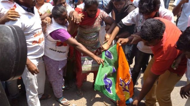 திருச்சியில் இந்தி பிரசார சபை முற்றுகை: சிறுமிகள், பெண்கள் உள்பட 100க்கு மேலானோர் கைது