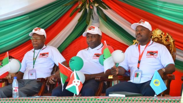 Gelase Ndabirabe (i bubamfu), ajejwe ibikorwa vya CNDD FDD; Gen Evariste Ndayishimiye (hagati) umukuru w'umugambwe CNDD FDD; Pierre Nkurunziza (i buryo) umukuru w'igihugu c'u Burundi