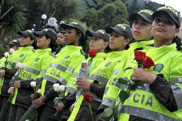 Mujeres policías con flores en las manos