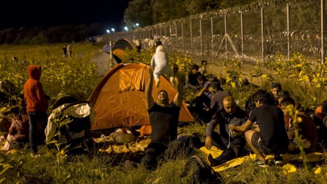 ハンガリーとセルビアの国境のセルビア側で数百人が野宿した