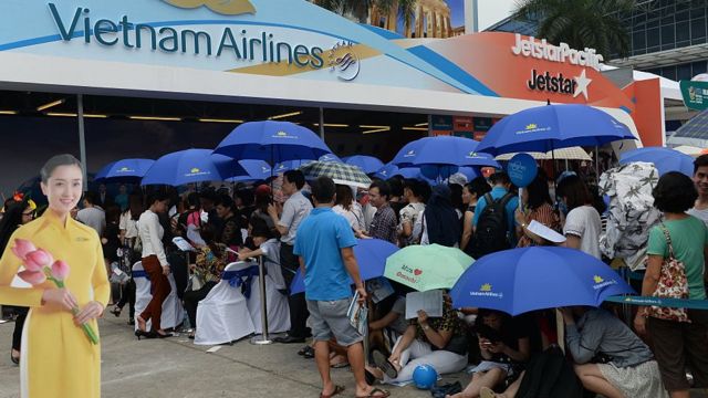Nhiều người xếp hàng mua vé máy bay Vietnam Airlines trong một dịp giảm giá hồi tháng 4/2016