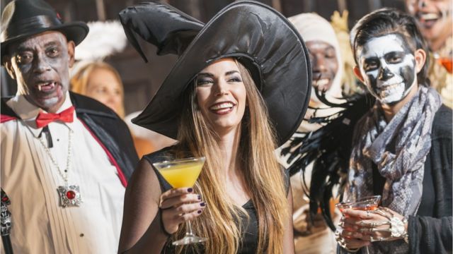 Pessoas fantasiadas para festa de Halloween, ou Dia das Bruxas