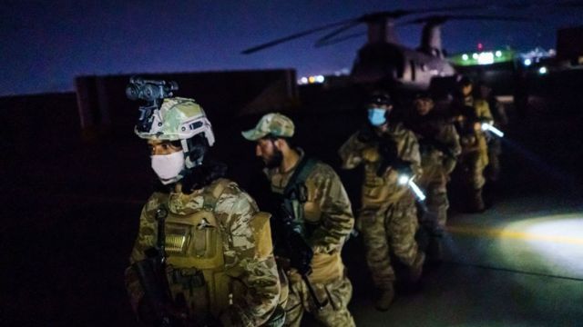 周二早些时候，塔利班武装分子进入喀布尔机场时，迅速使用了废弃的美军军事装备。