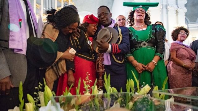 Die namibische Delegation trauert während der Zeremonie der menschlichen Schädel um die Akte 2018