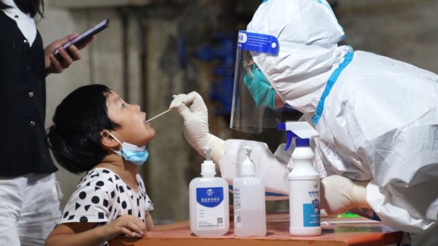 Niño en una prueba de covid