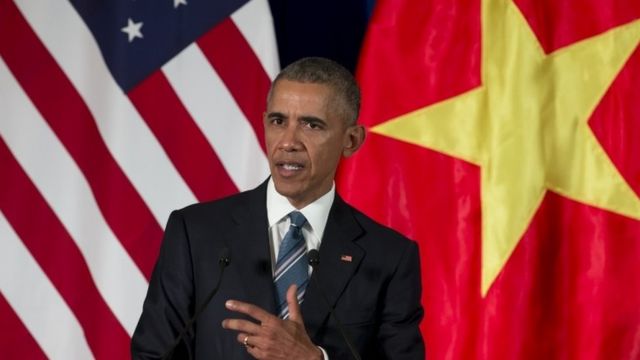 ハノイで記者会見するオバマ米大統領(23日)