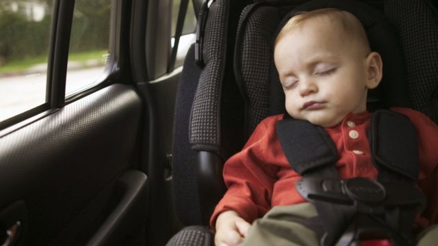 Bebé duerme en el carro.