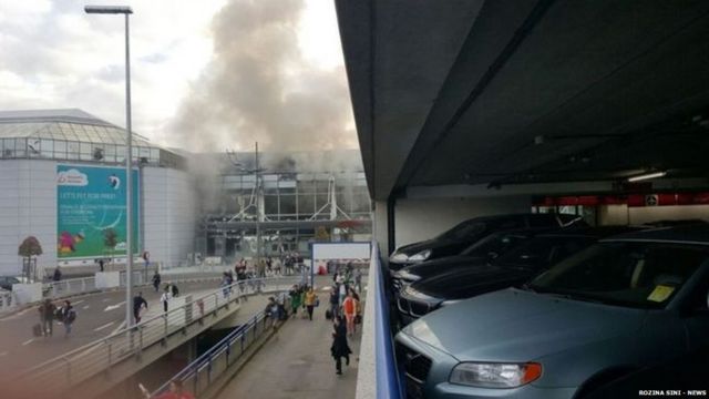 ブリュッセルのザベンテム空港で爆発が相次ぎ、煙が上がった(22日午前)