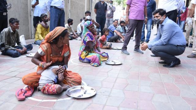 સુરત મહાનગર પાલીકા દ્વારા લૉકડાઉન સમયે ગરીબોને ભોજન પૂરુ પડાયું હતું તે સમયે કમિશનર બંછાનિધી પાનીએ મુલાકાત લીધી હતી તેની તસવીર