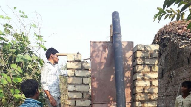 मुंगेली में नए शौचालय का निर्माण हो रहा है