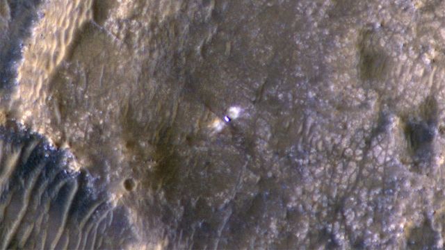 На этом снимке, сделанном Марсианским разведывательным спутником, видна точка, на которой "Персеверанс" опустился на поверхность Марса