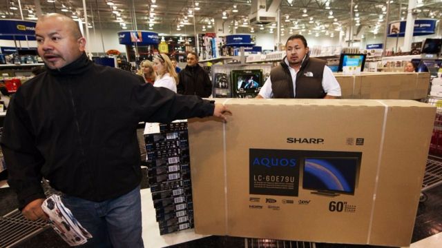 Un cliente compra un televisor en el "Viernes Negro"