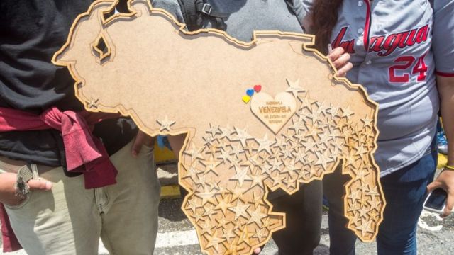 Jóvenes con un mapa de Venezuela.
