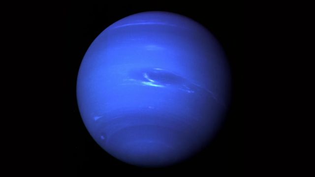 Neptün, güneş sisteminin bilinen en uzak gezegeni.